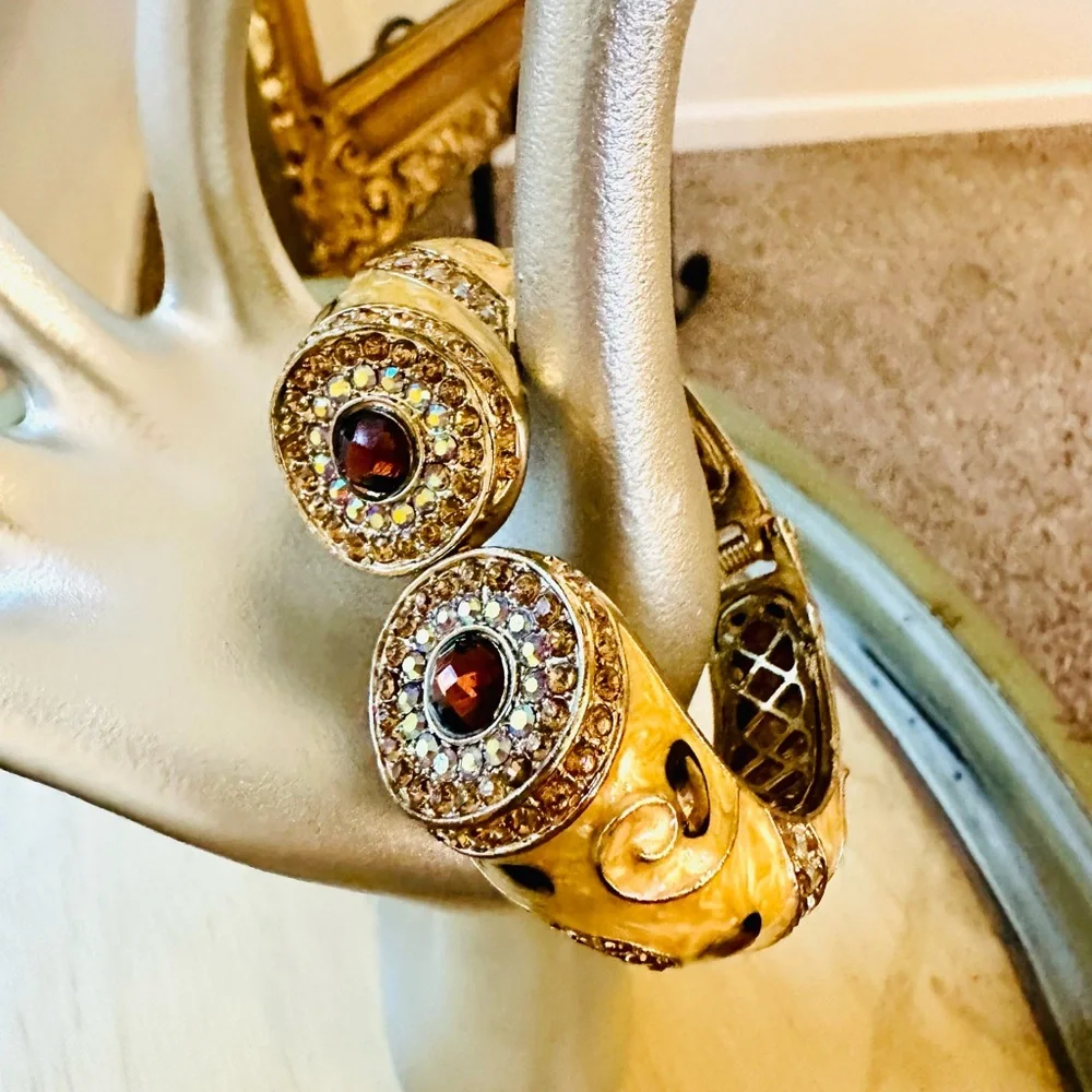 🔥 Gorgeous Rhinestone Statement Bracelet - Picture 3 of 17
